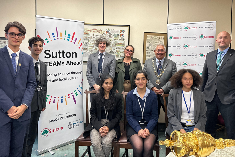 A group of students and adults posing for a photo with Mayor Cllr Colin Stears